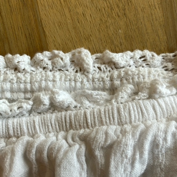 🌸 White Ruffled Blouse 🌸 - Picture 6 of 6